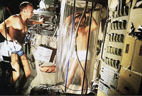 Космонавты А.Березовой и В.Лебедев принимают душ на орбитальной станции Салют-7. 1982г.
