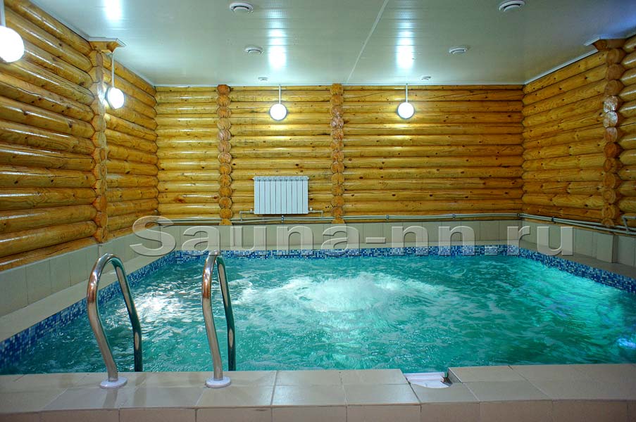 Сауна "Деревенька" — бассейн с подогревом и гейзером на первом этаже, одинаковый в каждом номере