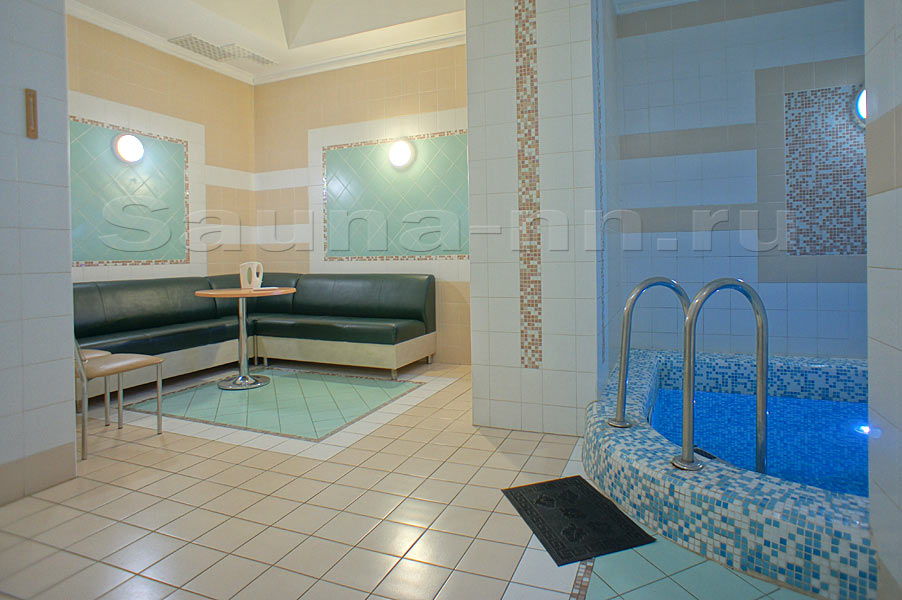 Фото гостинной и бассейна в одном из номеров Саврасовских бань