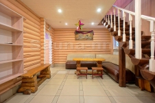 Сауна "Деревенька" — Дом №2 - большая гостиная с Тв, массажным креслом и караоке