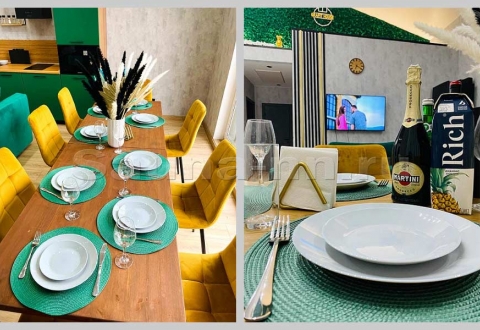 Коттедж Графит-Хаус - кухня-гостинная с банкетным столом, красивая посуда, холодильник, плита, микроволновка, тостер, чайник, столовые приборы