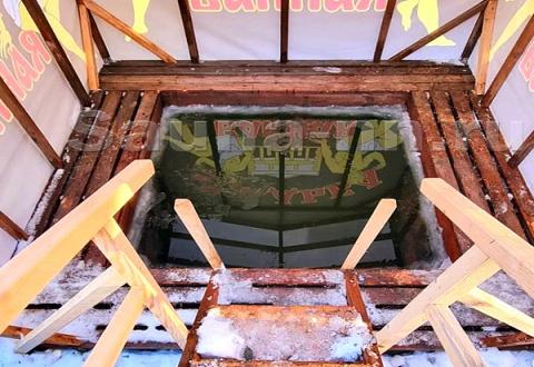 Зимой в "Усадьбе банной" готовят прорубь для настоящих любителей русской бани